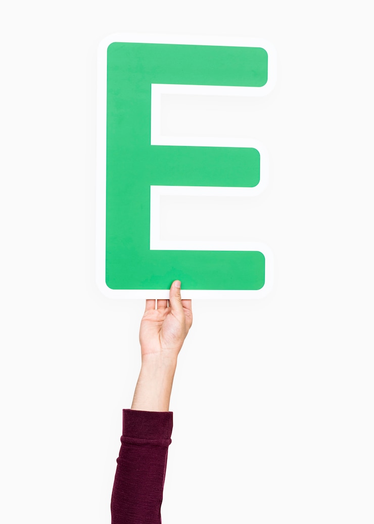 Ücretsiz Fotoğraf hand holding the letter e