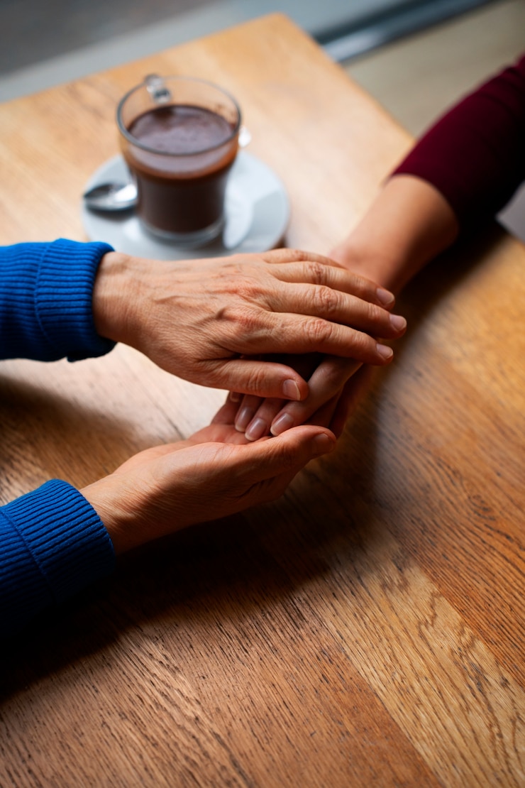 Ücretsiz Fotoğraf hands holding each other for support