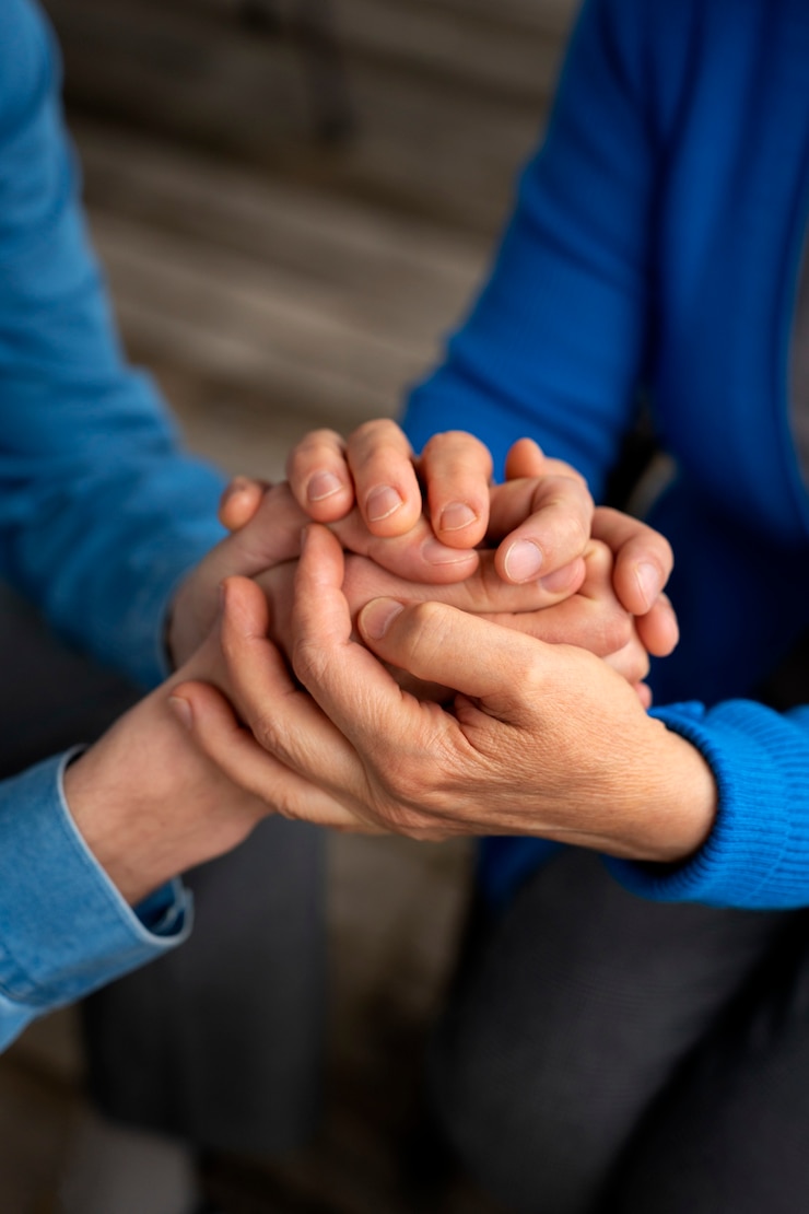 Ücretsiz Fotoğraf hands holding each other for support