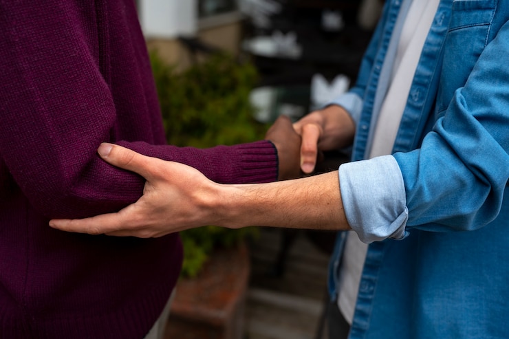 Ücretsiz Fotoğraf hands holding each other for support