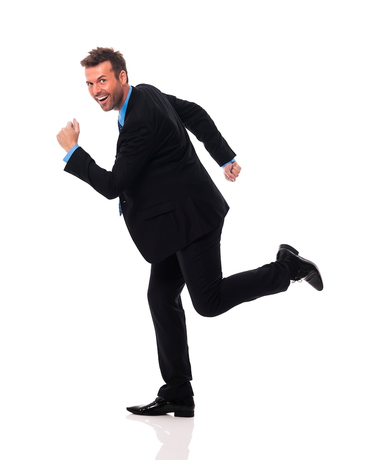 Ücretsiz Fotoğraf handsome and smiling businessman hurry up