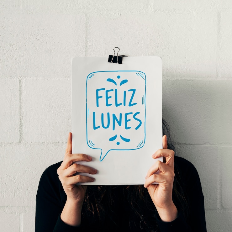 Ücretsiz Fotoğraf happy monday concept with woman holding papers