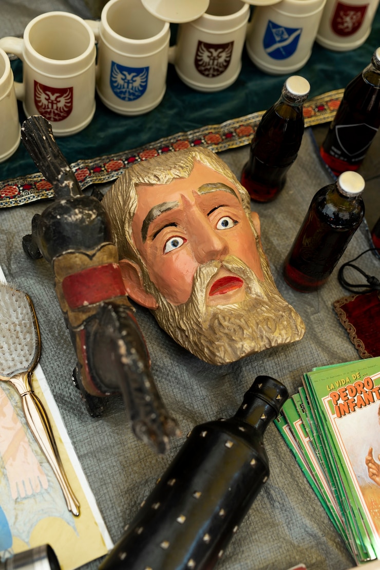 Ücretsiz Fotoğraf high angle items at second hand market