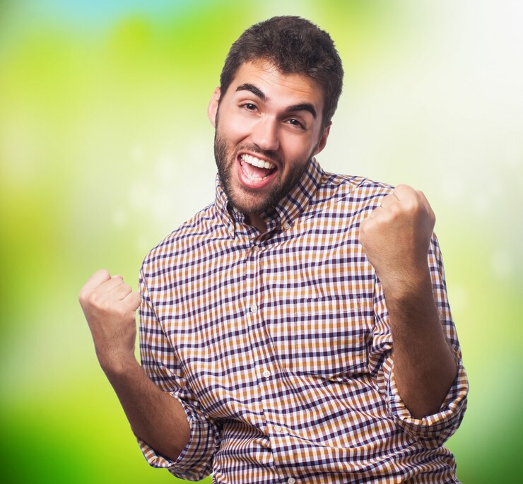 Ücretsiz Fotoğraf jolly arab man posing in studio. 