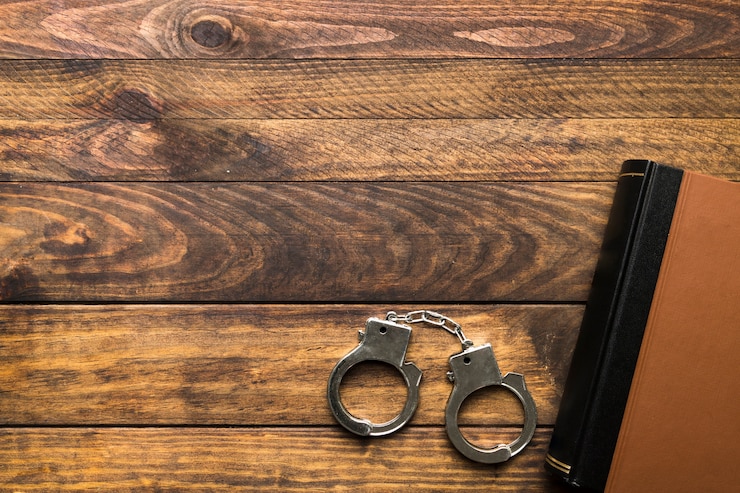 Ücretsiz Fotoğraf kitaplı, kelepçeli ve kopya alanlı çerçeve