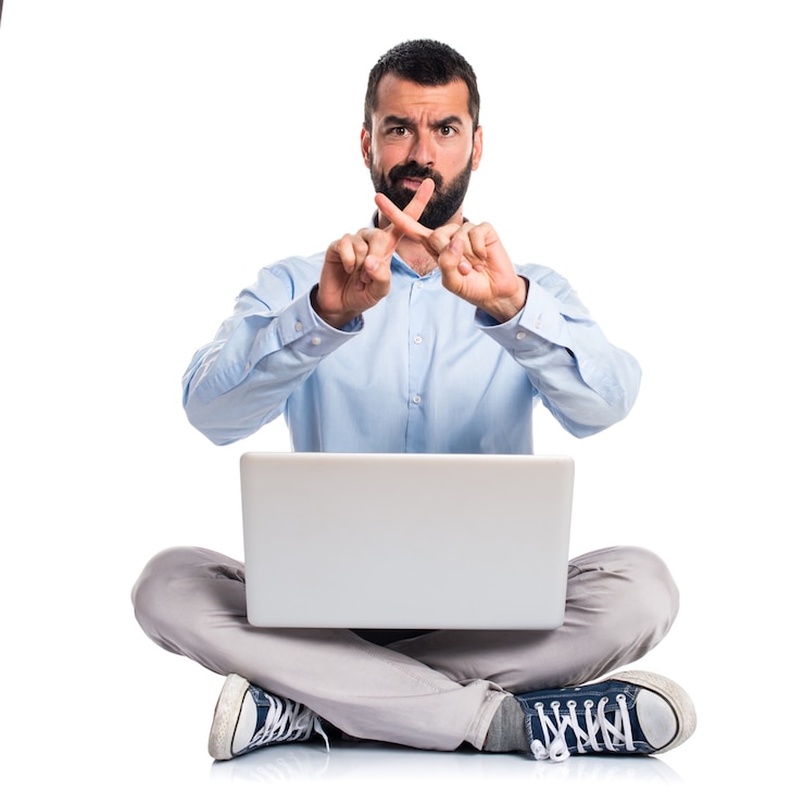 Ücretsiz Fotoğraf laptoplu adam hayir işareti yapıyor