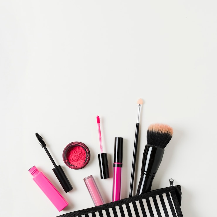 Ücretsiz Fotoğraf lay out of opened beauty case with cosmetics