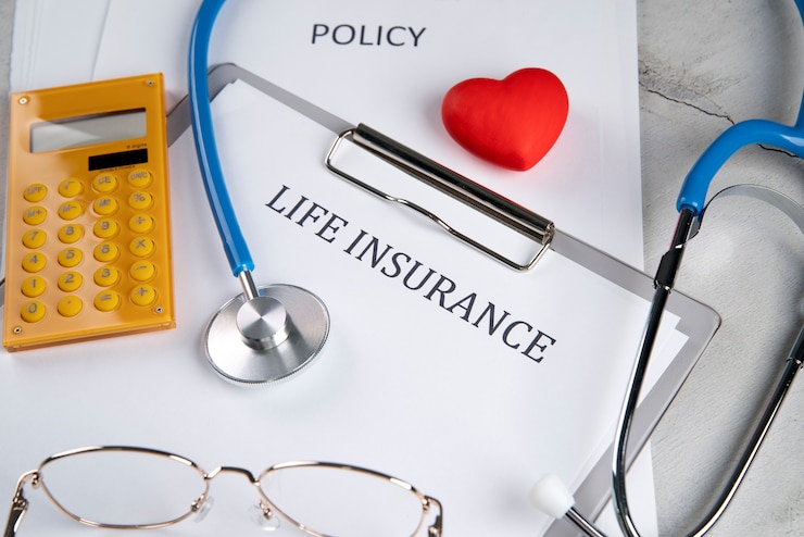 Ücretsiz Fotoğraf life insurance concept with paper