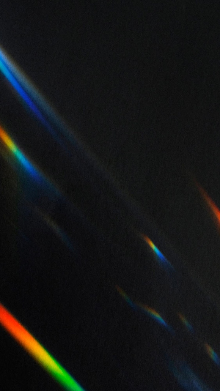 Ücretsiz Fotoğraf light leak effect on a black mobile screen background
