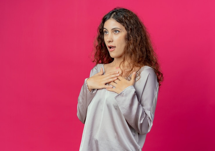 Ücretsiz Fotoğraf looking at side scared young pretty girl putting hands on heart 