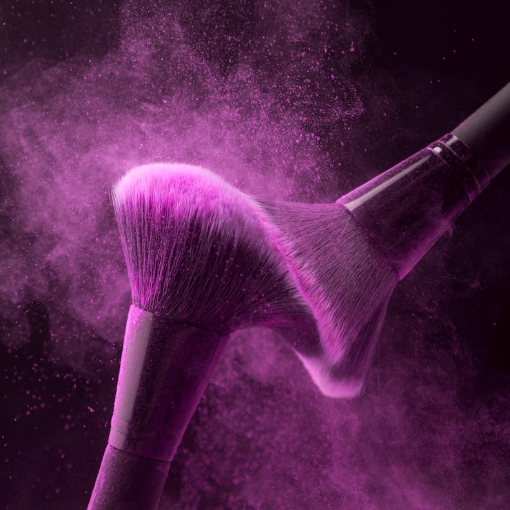 Ücretsiz Fotoğraf makeup brushes with fuchsia powder haze