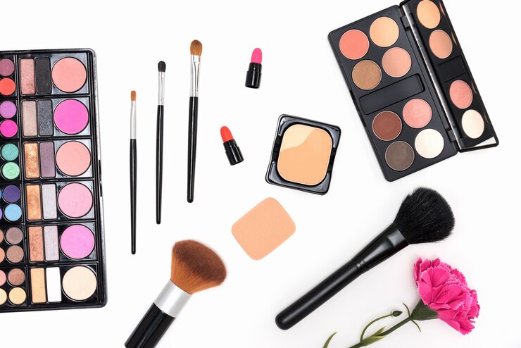 Ücretsiz Fotoğraf makeup cosmetics palette and brushes on pink background