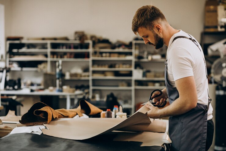 Ücretsiz Fotoğraf man tailor working with leather fabric