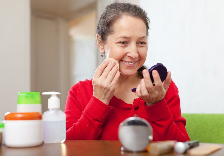 Ücretsiz Fotoğraf mature woman  puts facepowder