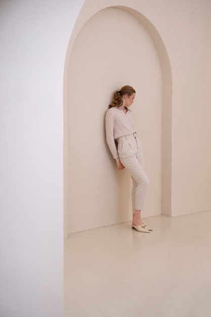 Minimalist tişört giyen güzel kadın
