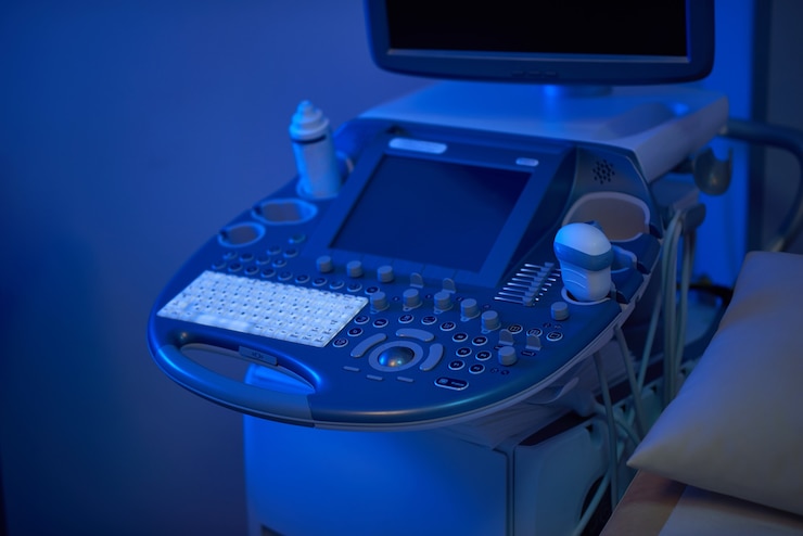 Ücretsiz Fotoğraf modern ultrasound scanner at the clinic