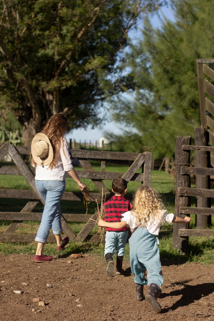 Ücretsiz Fotoğraf mother and kids at farm full shot