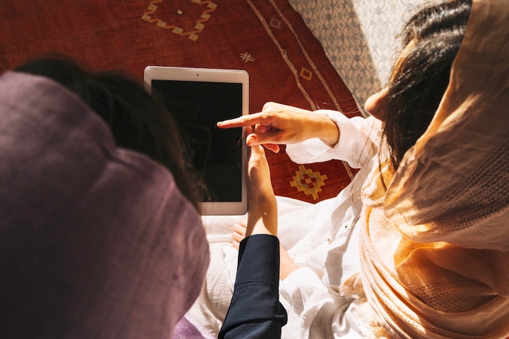 Ücretsiz Fotoğraf muslim women using tablet