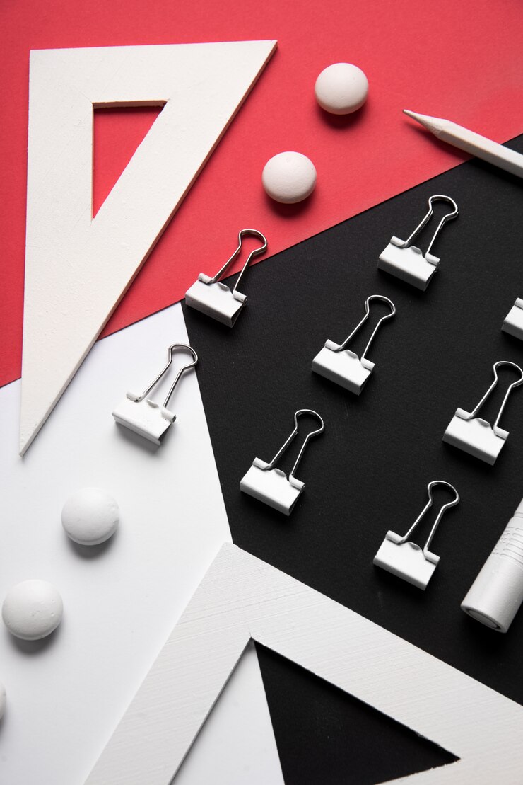 Ücretsiz Fotoğraf office supplies on white red and black table