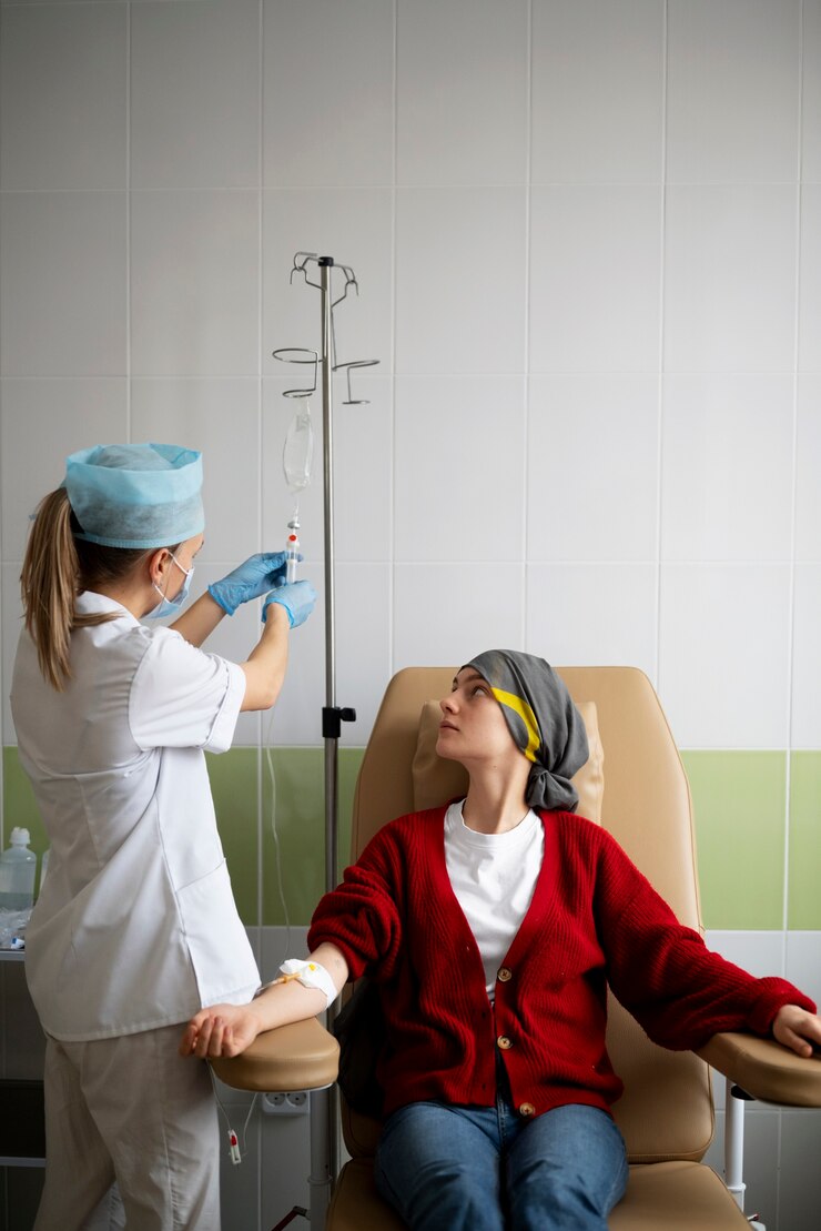 Ücretsiz Fotoğraf patient getting chemotherapy treatment