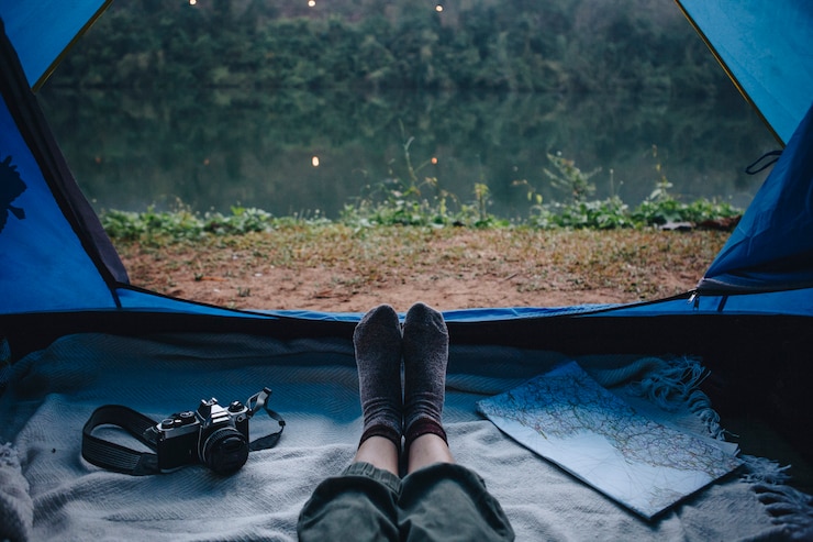 Ücretsiz Fotoğraf people camping by the river