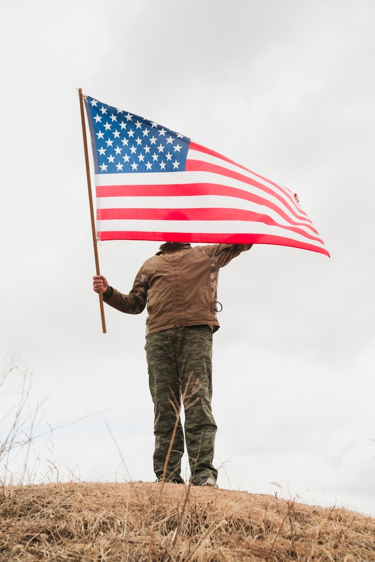 Ücretsiz Fotoğraf person with american flag on hill