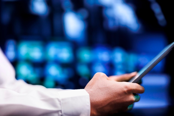 Ücretsiz Fotoğraf proficient worker resolving performance related issues in data center mainframes. engineer utilizing mock up tablet to identify operational problems causing blade servers slowdown