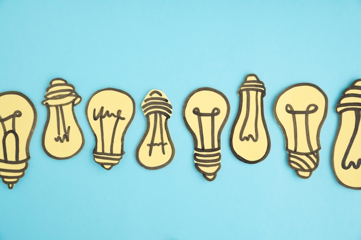 Ücretsiz Fotoğraf row of hand drawn light bulbs on the middle of background