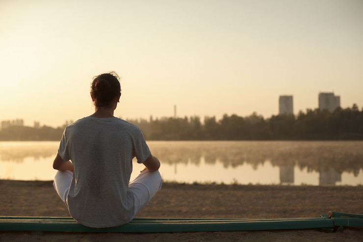 Ücretsiz Fotoğraf shot of healthy young man taking a break after morning workout.