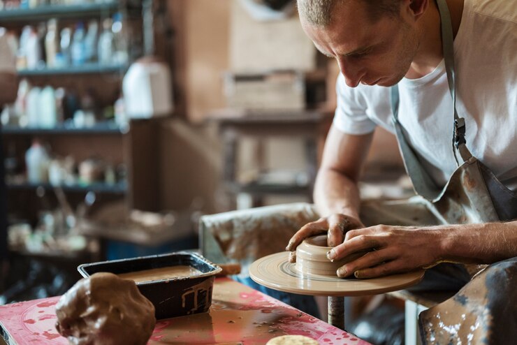Ücretsiz Fotoğraf side view man doing pottery