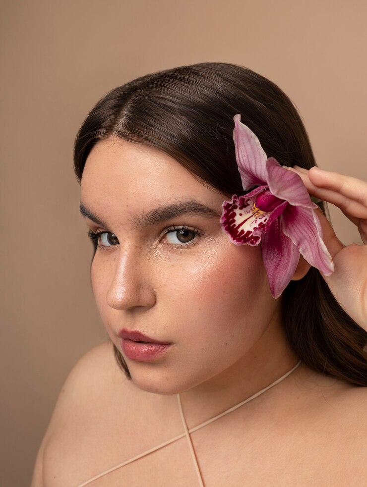 Ücretsiz Fotoğraf side view young woman posing with flower