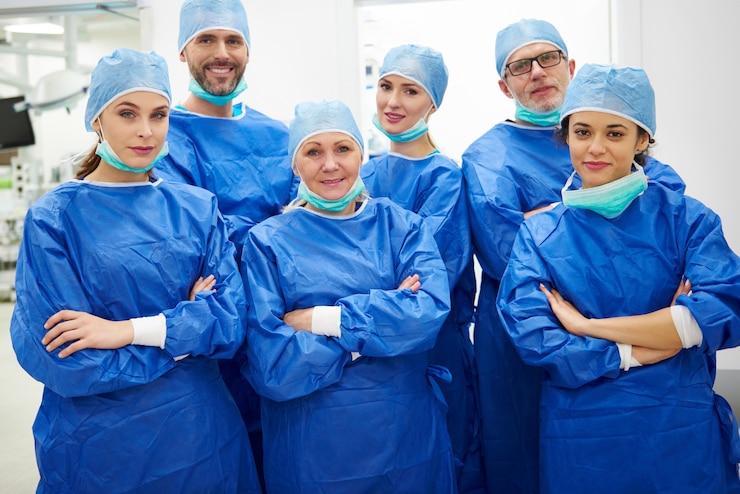 Ücretsiz Fotoğraf team of cheerful doctors in surgical uniform