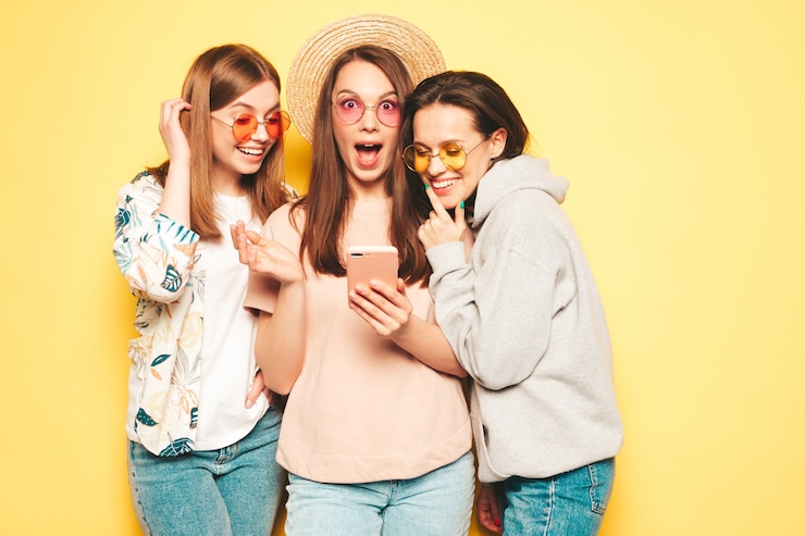 Ücretsiz Fotoğraf three young beautiful smiling hipster female in trendy summer t-shirt and jeans clothes