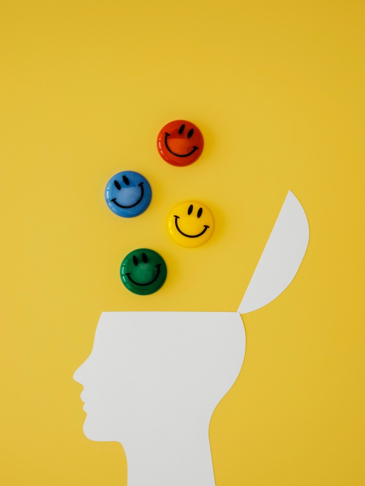 Ücretsiz Fotoğraf top view assortment of optimism concept elements