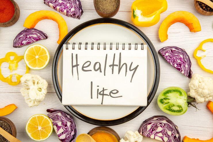Ücretsiz Fotoğraf top view healthy life written on notebook on round plate cut vegetables different spices in small bowls on white wooden surface