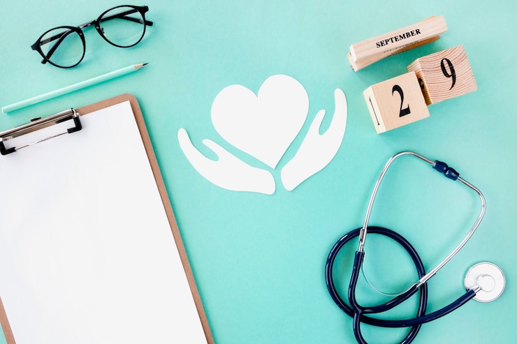 Ücretsiz Fotoğraf top view of stethoscope with notebook and paper heart
