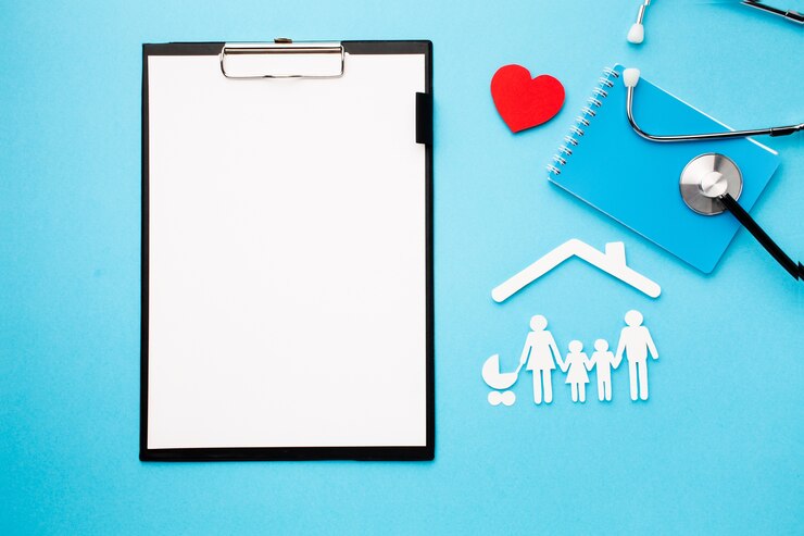 Ücretsiz Fotoğraf top view paper cut family with clipboard