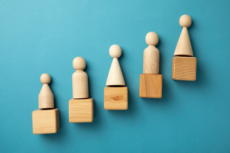Ücretsiz Fotoğraf top view pawns and wooden cubes