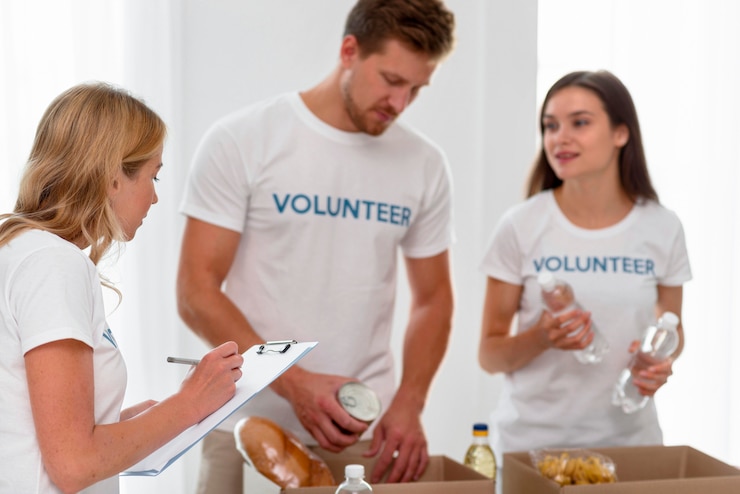 Ücretsiz Fotoğraf volunteers preparing boxes with food donations