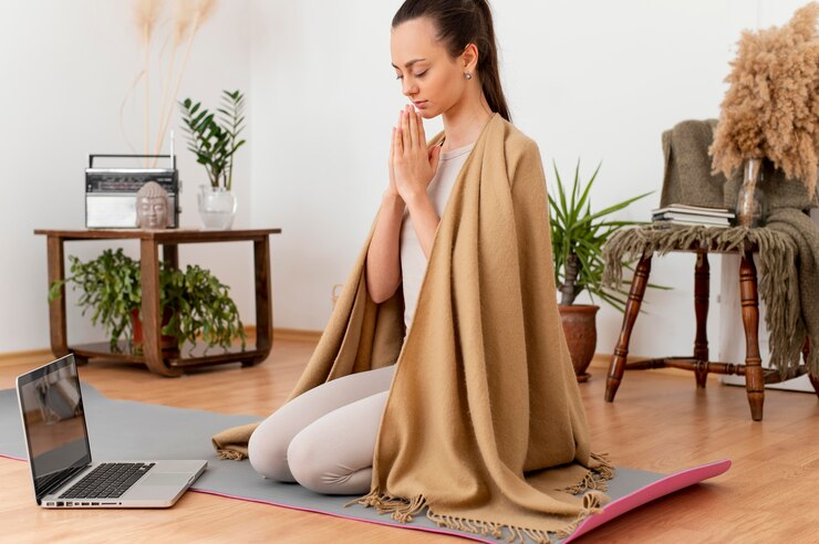 Ücretsiz Fotoğraf woman meditating at home on mat