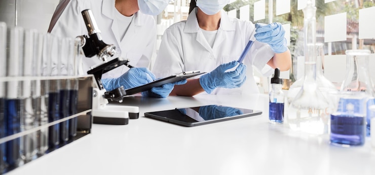 Ücretsiz Fotoğraf women working on a chemical project for a new discovery