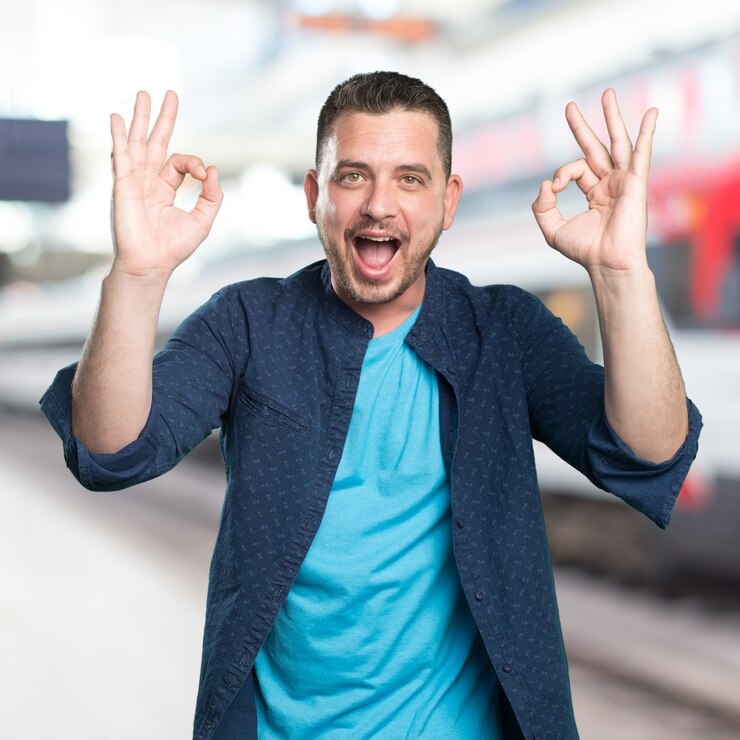 Ücretsiz Fotoğraf young man wearing a blue outfit. doing a double ok gesture with
