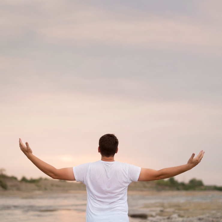 Ücretsiz Fotoğraf young man with his arms in the air