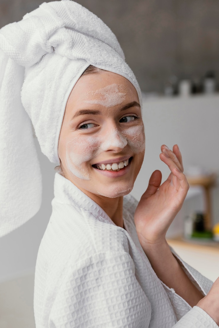 Ücretsiz Fotoğraf young woman taking care of herself at home