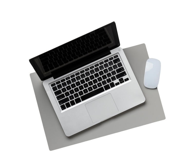 Ücretsiz PSD laptopun yakından çekilmiş fotoğrafı