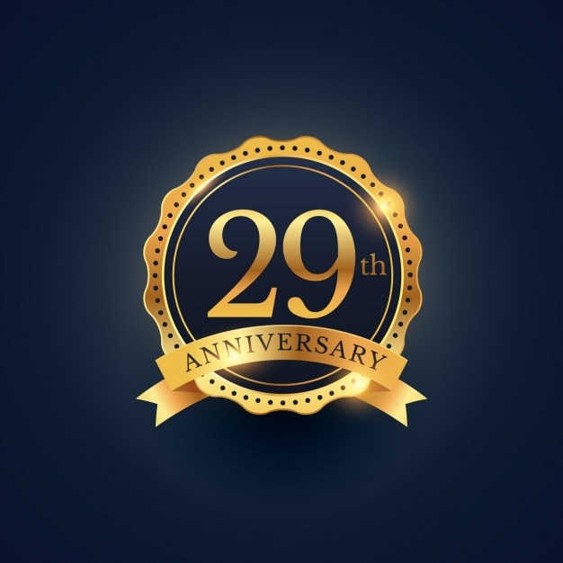 Vecteur gratuit 29e étiquette de badge célébration anniversaire en couleur dorée