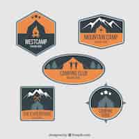 Vecteur gratuit badges d'aventure avec tente de camping en couleur orange