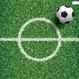 Ballon de football sur le terrain d'herbe verte.