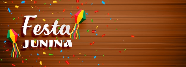 Vecteur gratuit bannière de célébration festa junina avec toile de fond en bois