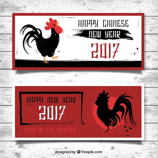 Vecteur gratuit bannières rouges avec des coqs d'encre pour le nouvel an chinois